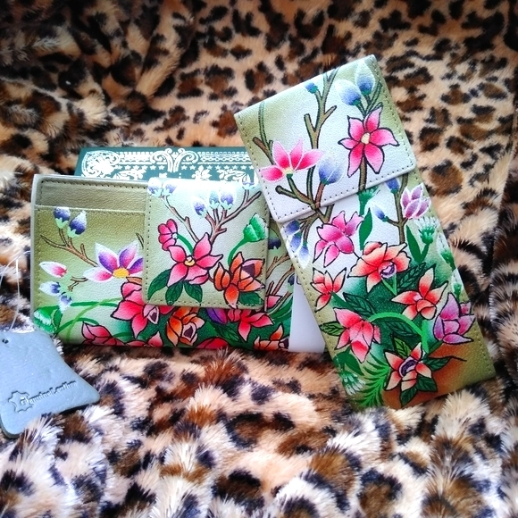 SUKRITI OLIVE FLORAL LEATHER RFID BI-FOLD WALLET - Picture 3 of 13